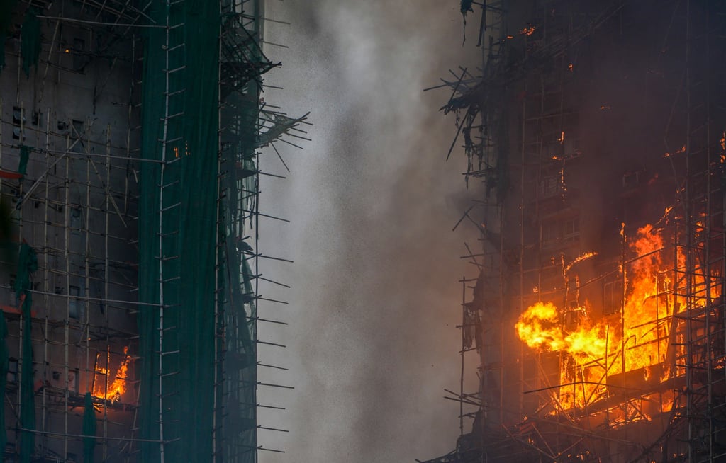 Cảnh tượng tựa tận thế: 3 toà chung cư cháy như đuốc, 4.000 người Hong Kong đối mặt hỏa hoạn mức cao nhất sau hơn một thập kỷ- Ảnh 12.