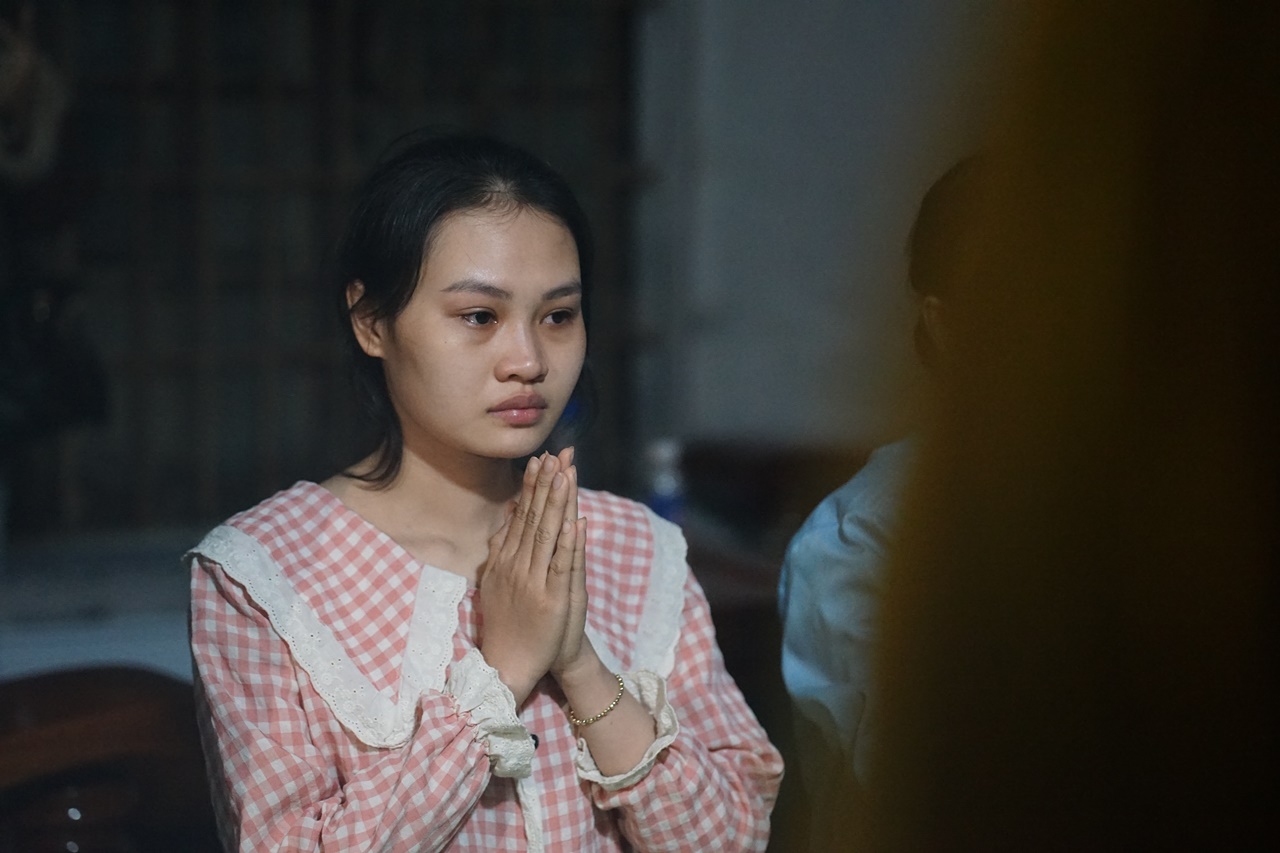 Bàn thờ tạm của người đàn ông mất tích 7 ngày sau cơn lũ dữ: Bò được cứu còn cha thì vẫn chưa kịp trở về- Ảnh 11. Bàn thờ tạm của người đàn ông mất tích 7 ngày sau cơn lũ dữ: Bò được cứu còn cha thì vẫn chưa kịp trở về- Ảnh 11.