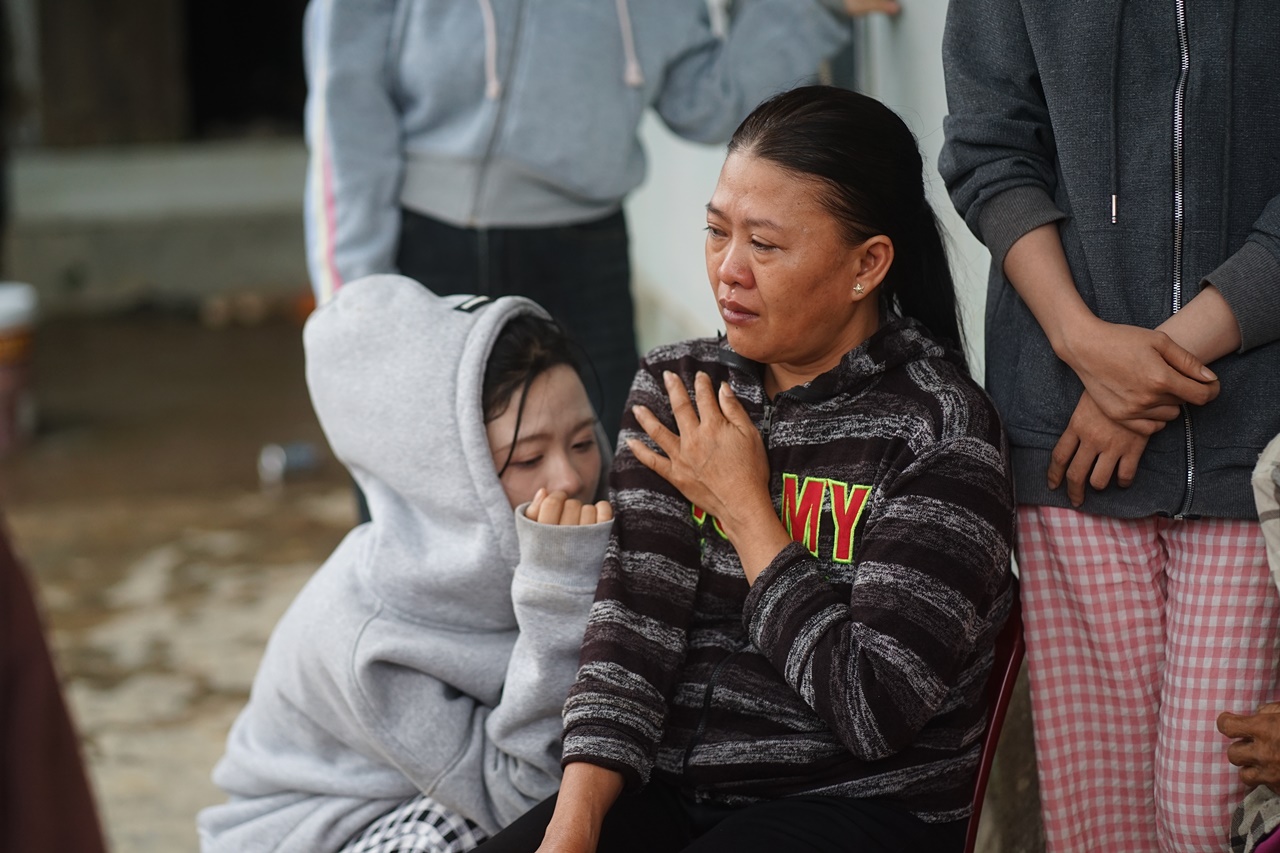 Bàn thờ tạm của người đàn ông mất tích 7 ngày sau cơn lũ dữ: Bò được cứu còn cha thì vẫn chưa kịp trở về- Ảnh 6. Bàn thờ tạm của người đàn ông mất tích 7 ngày sau cơn lũ dữ: Bò được cứu còn cha thì vẫn chưa kịp trở về- Ảnh 6.