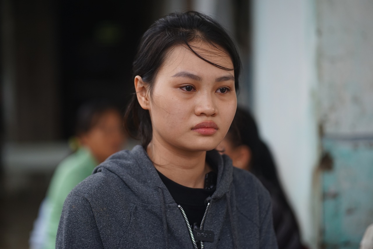 Bàn thờ tạm của người đàn ông mất tích 7 ngày sau cơn lũ dữ: Bò được cứu còn cha thì vẫn chưa kịp trở về- Ảnh 9. Bàn thờ tạm của người đàn ông mất tích 7 ngày sau cơn lũ dữ: Bò được cứu còn cha thì vẫn chưa kịp trở về- Ảnh 9.