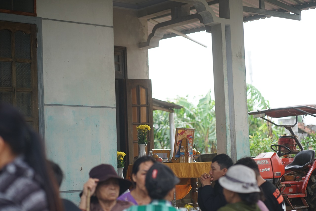 Bàn thờ tạm của người đàn ông mất tích 7 ngày sau cơn lũ dữ: Bò được cứu còn cha thì vẫn chưa kịp trở về- Ảnh 2. Bàn thờ tạm của người đàn ông mất tích 7 ngày sau cơn lũ dữ: Bò được cứu còn cha thì vẫn chưa kịp trở về- Ảnh 2.