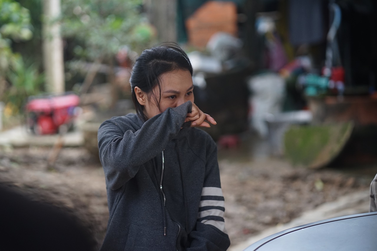 Bàn thờ tạm của người đàn ông mất tích 7 ngày sau cơn lũ dữ: Bò được cứu còn cha thì vẫn chưa kịp trở về- Ảnh 5. Bàn thờ tạm của người đàn ông mất tích 7 ngày sau cơn lũ dữ: Bò được cứu còn cha thì vẫn chưa kịp trở về- Ảnh 5.