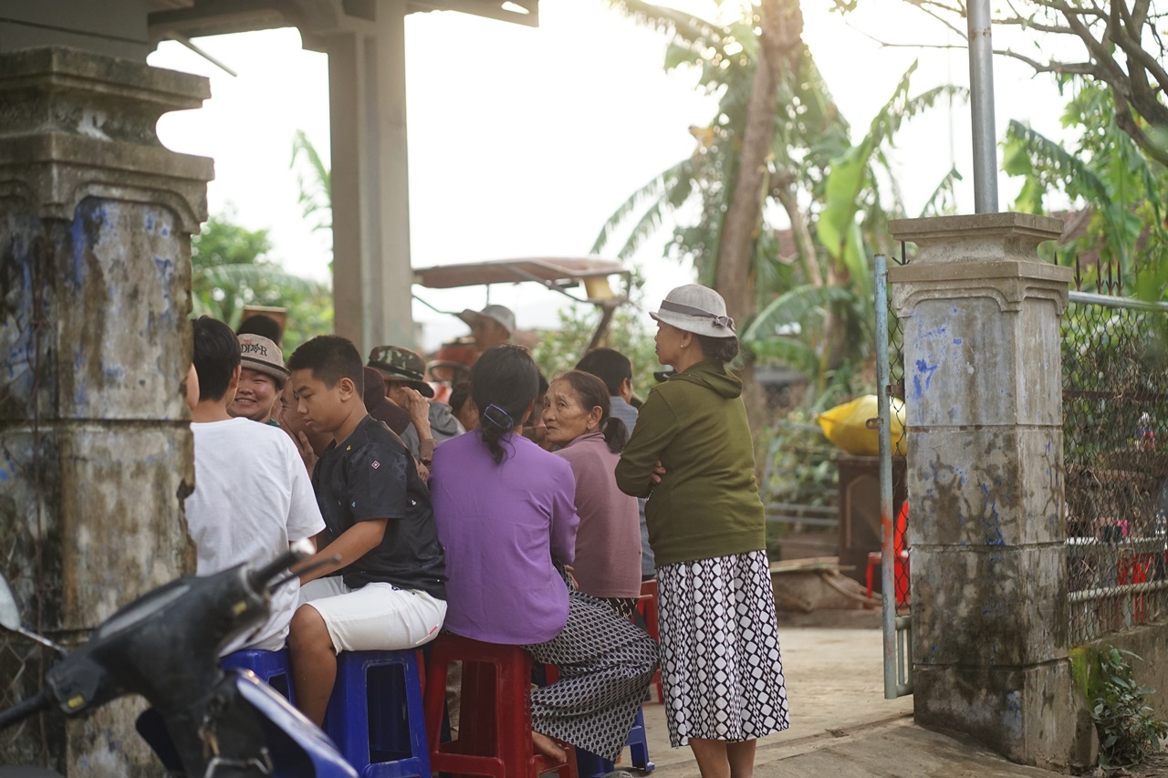 Bàn thờ tạm của người đàn ông mất tích 7 ngày sau cơn lũ dữ: Bò được cứu còn cha thì vẫn chưa kịp trở về- Ảnh 3. Bàn thờ tạm của người đàn ông mất tích 7 ngày sau cơn lũ dữ: Bò được cứu còn cha thì vẫn chưa kịp trở về- Ảnh 3.