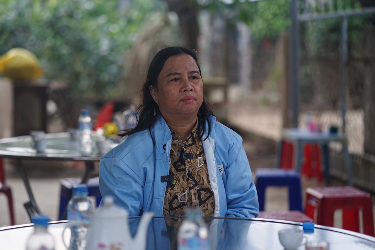 Bàn thờ tạm của người đàn ông mất tích 7 ngày sau cơn lũ dữ: Bò được cứu còn cha thì vẫn chưa kịp trở về- Ảnh 4. Bàn thờ tạm của người đàn ông mất tích 7 ngày sau cơn lũ dữ: Bò được cứu còn cha thì vẫn chưa kịp trở về- Ảnh 4.