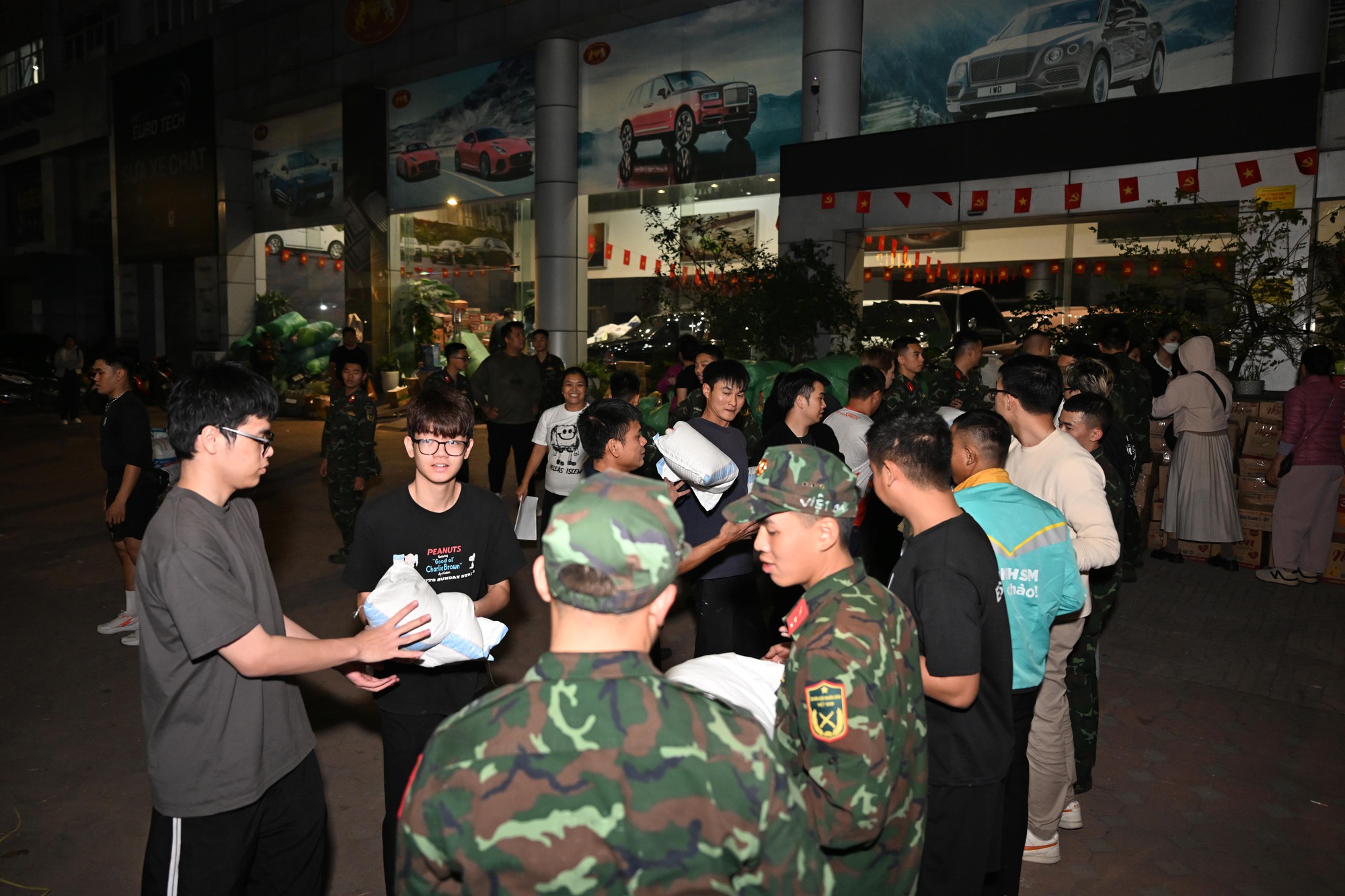 Hà Nội bốc xếp "30 tấn yêu thương" xuyên đêm gửi miền Trung- Ảnh 1.