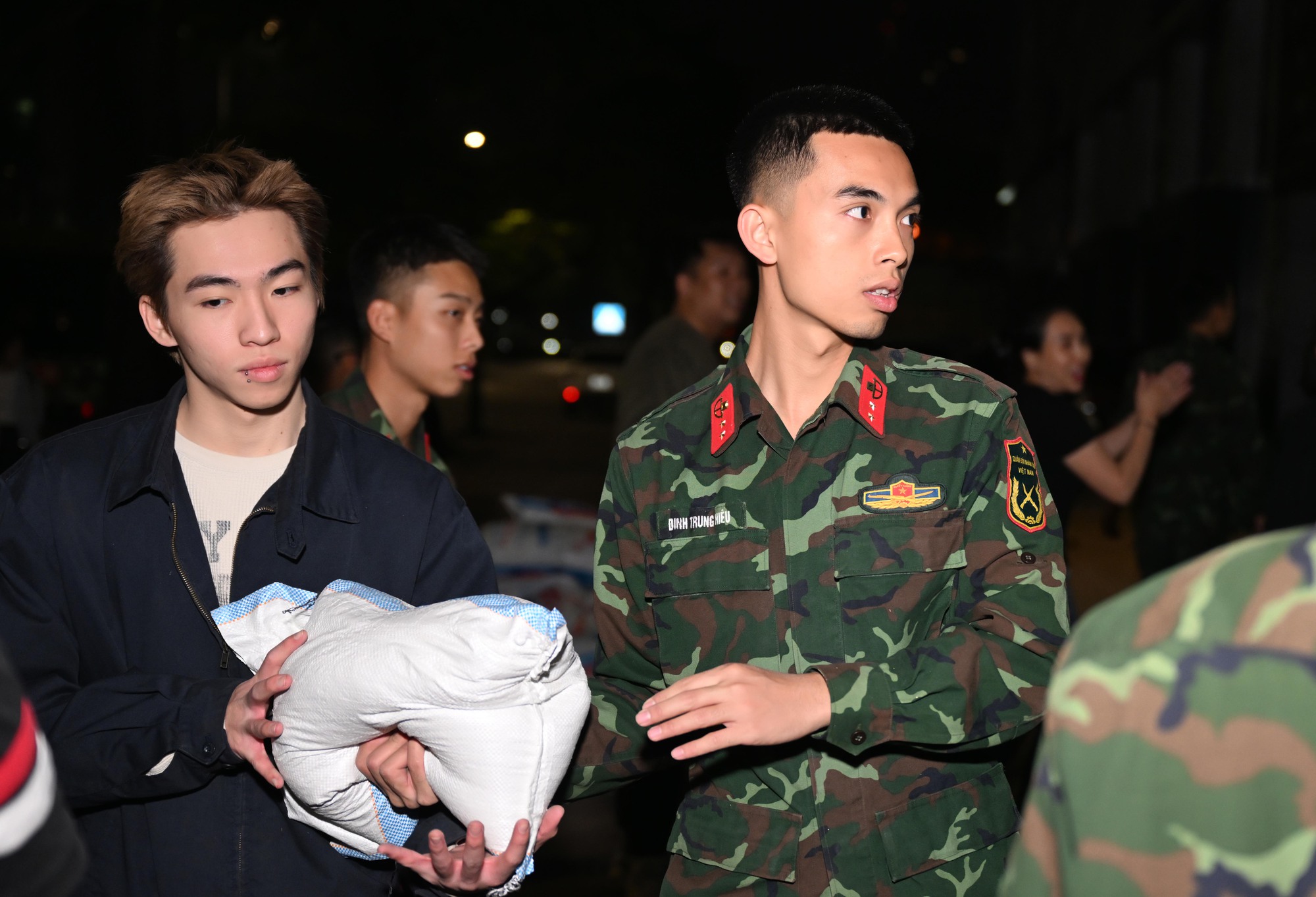 Hà Nội bốc xếp "30 tấn yêu thương" xuyên đêm gửi miền Trung- Ảnh 2.