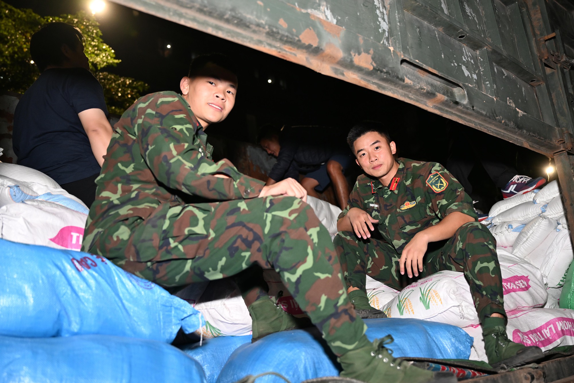 Hà Nội bốc xếp "30 tấn yêu thương" xuyên đêm gửi miền Trung- Ảnh 3.