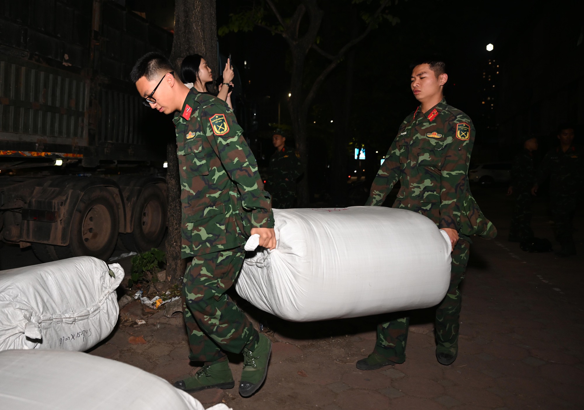 Hà Nội bốc xếp "30 tấn yêu thương" xuyên đêm gửi miền Trung- Ảnh 4.