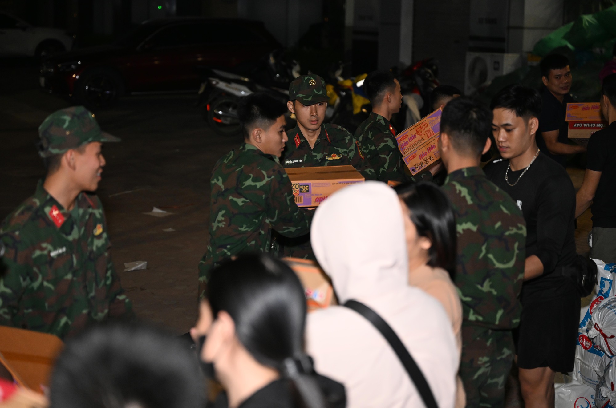 Hà Nội bốc xếp "30 tấn yêu thương" xuyên đêm gửi miền Trung- Ảnh 5.