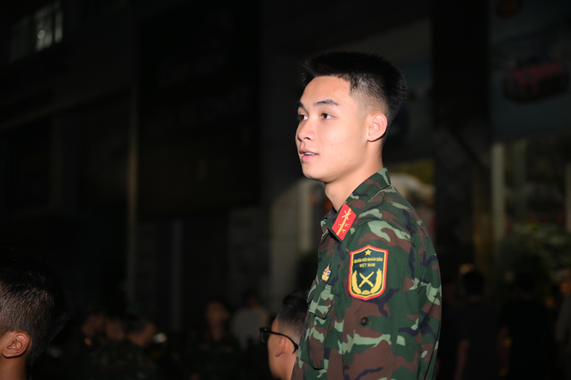 Hà Nội bốc xếp "30 tấn yêu thương" xuyên đêm gửi miền Trung- Ảnh 6.