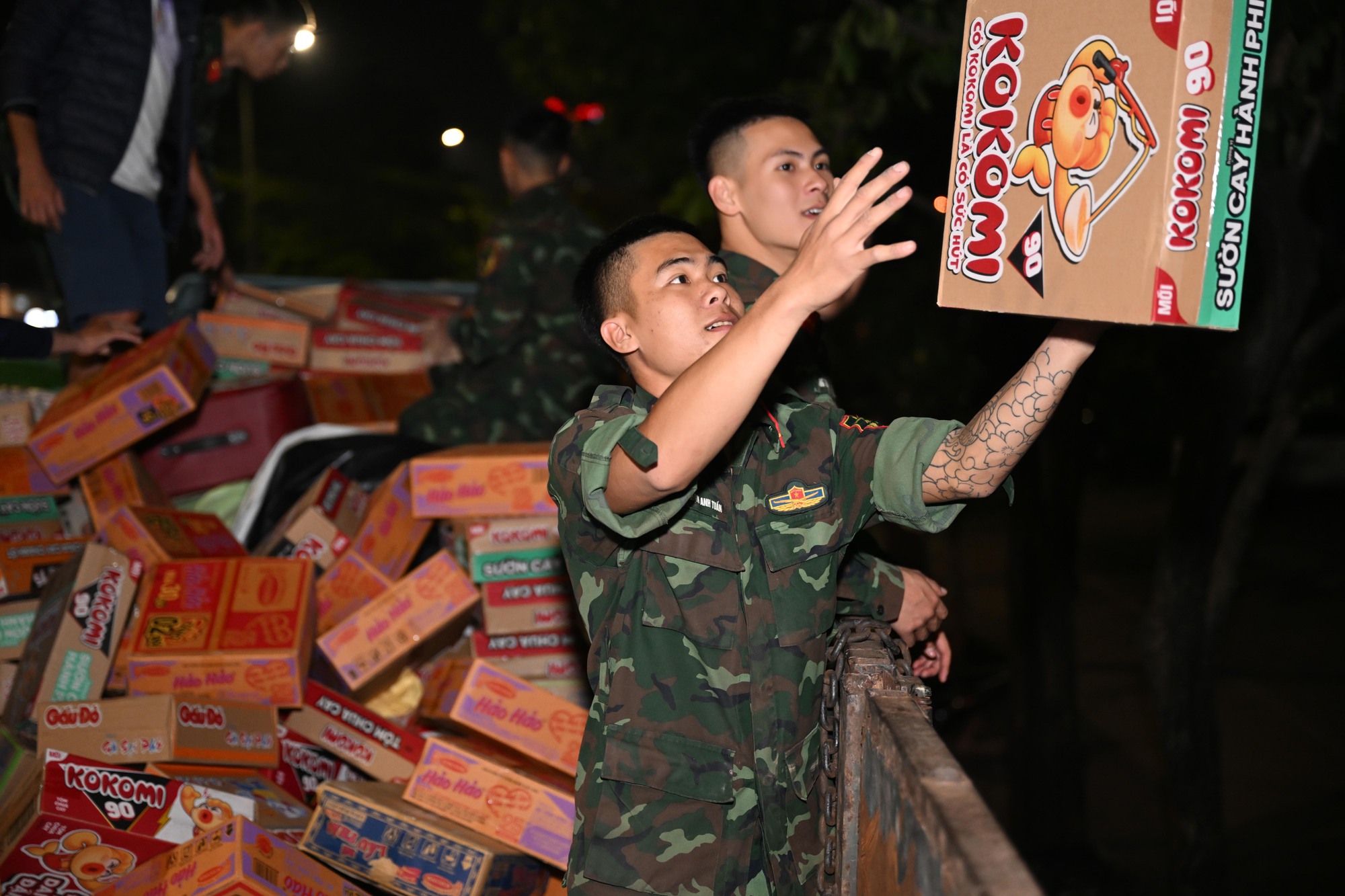 Hà Nội bốc xếp "30 tấn yêu thương" xuyên đêm gửi miền Trung- Ảnh 7.