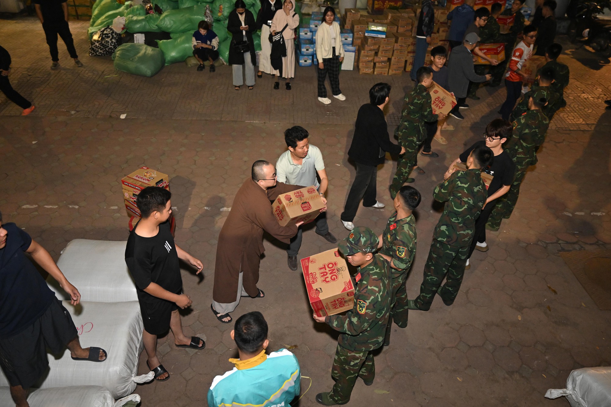 Hà Nội bốc xếp "30 tấn yêu thương" xuyên đêm gửi miền Trung- Ảnh 8.