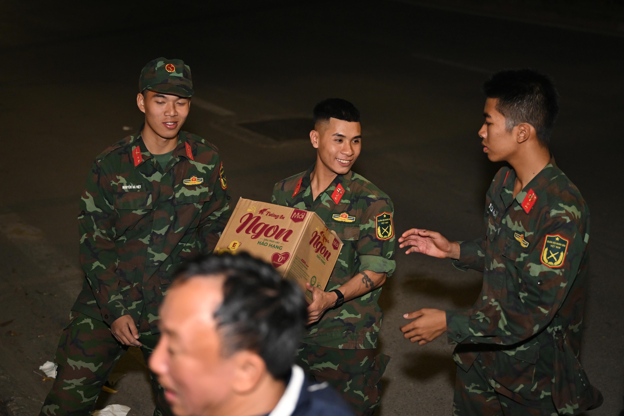 Hà Nội bốc xếp "30 tấn yêu thương" xuyên đêm gửi miền Trung- Ảnh 10.