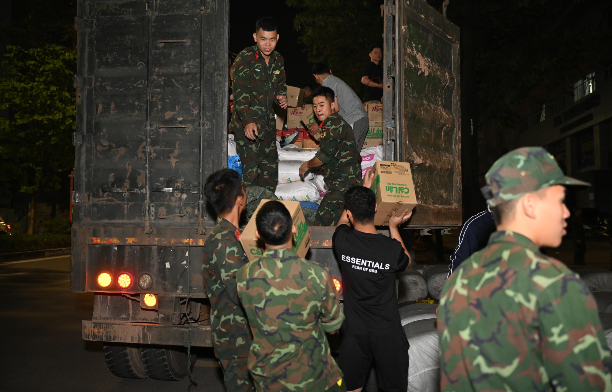 Hà Nội bốc xếp "30 tấn yêu thương" xuyên đêm gửi miền Trung- Ảnh 9.