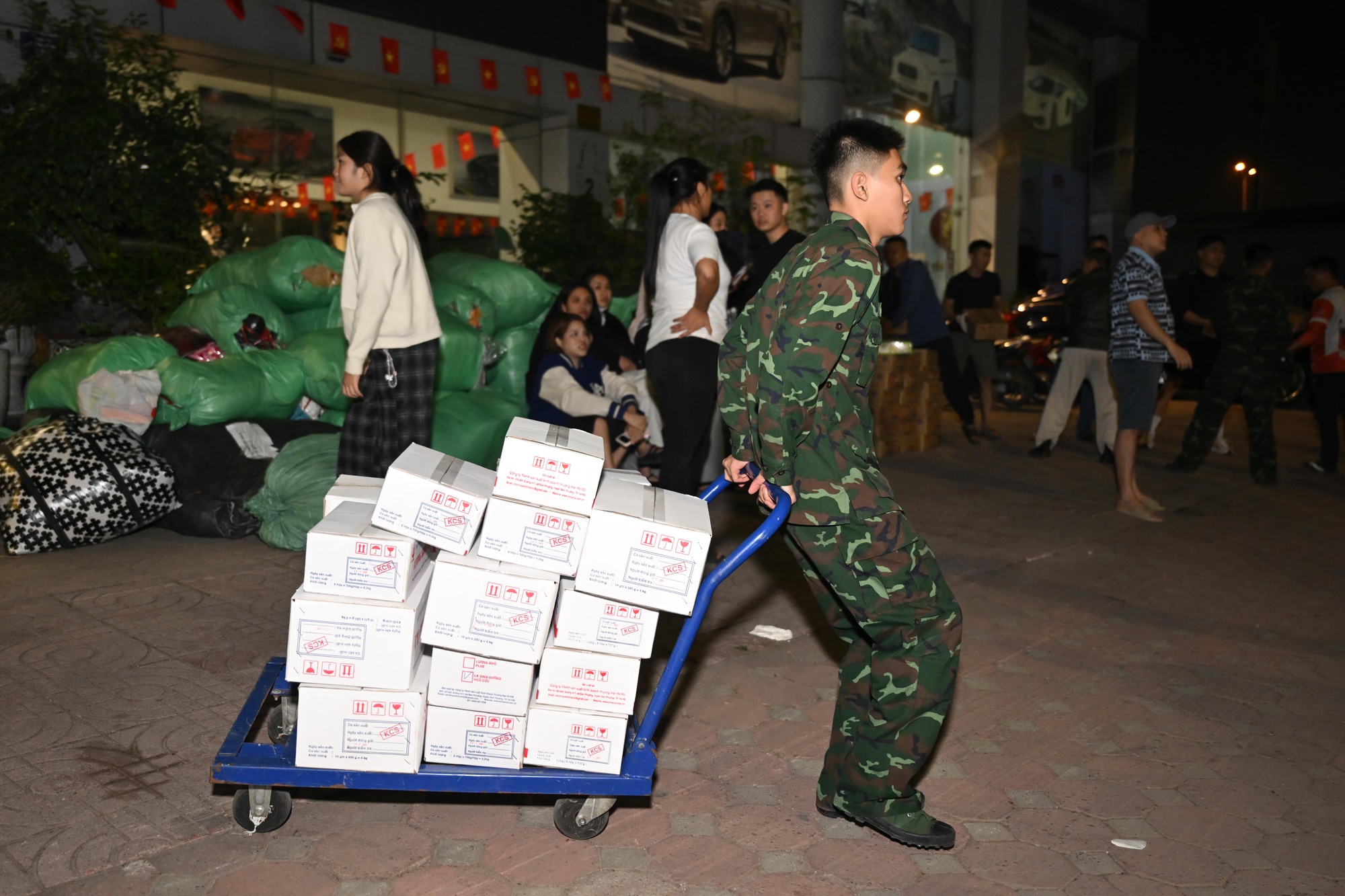Hà Nội bốc xếp "30 tấn yêu thương" xuyên đêm gửi miền Trung- Ảnh 11.