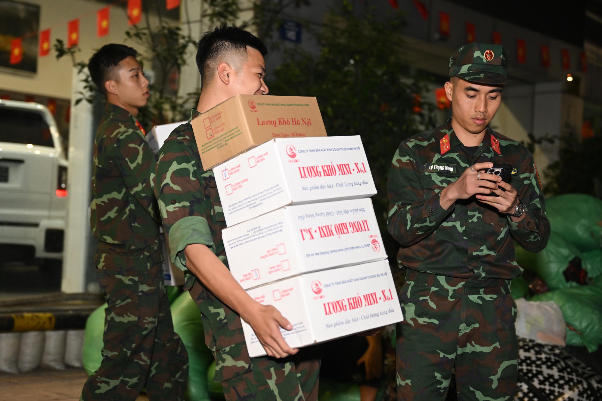 Hà Nội bốc xếp "30 tấn yêu thương" xuyên đêm gửi miền Trung- Ảnh 12.