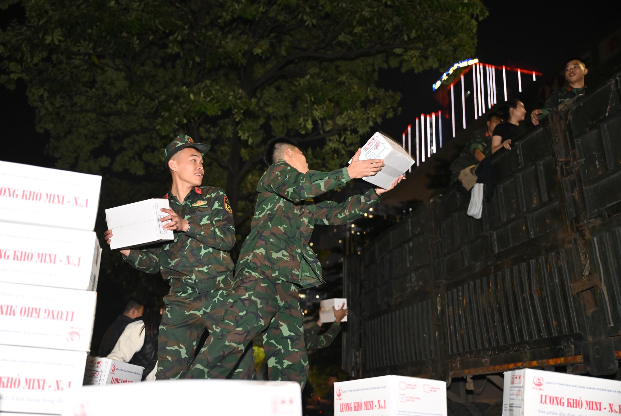 Hà Nội bốc xếp "30 tấn yêu thương" xuyên đêm gửi miền Trung- Ảnh 17.