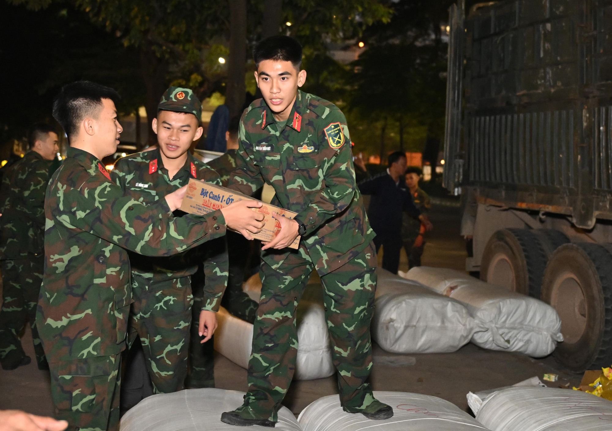 Hà Nội bốc xếp "30 tấn yêu thương" xuyên đêm gửi miền Trung- Ảnh 15.