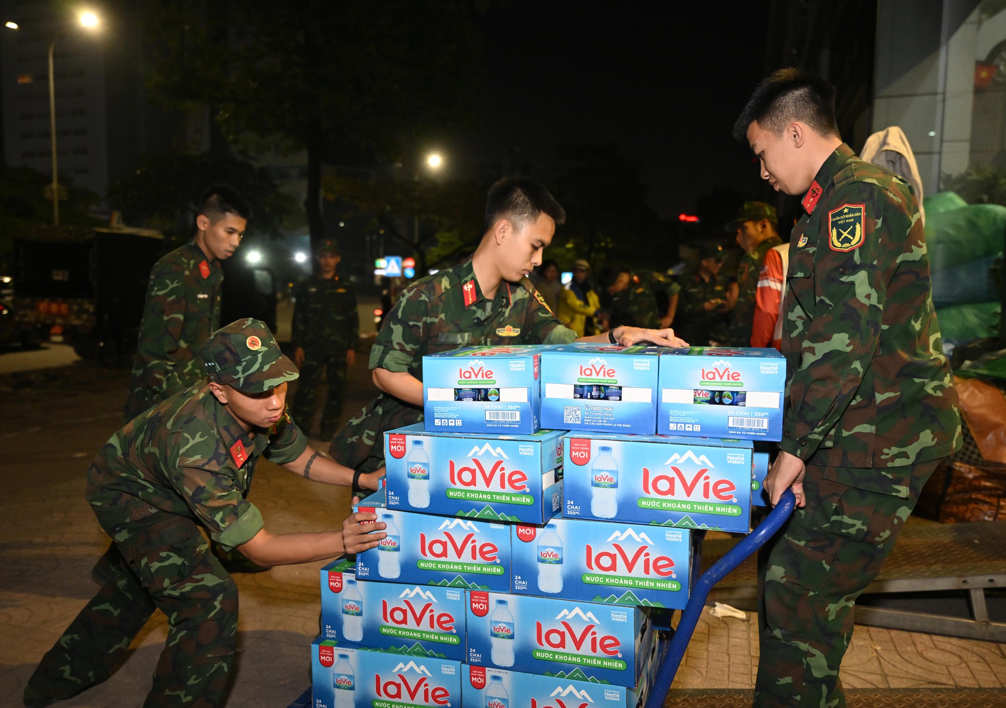 Hà Nội bốc xếp "30 tấn yêu thương" xuyên đêm gửi miền Trung- Ảnh 13.