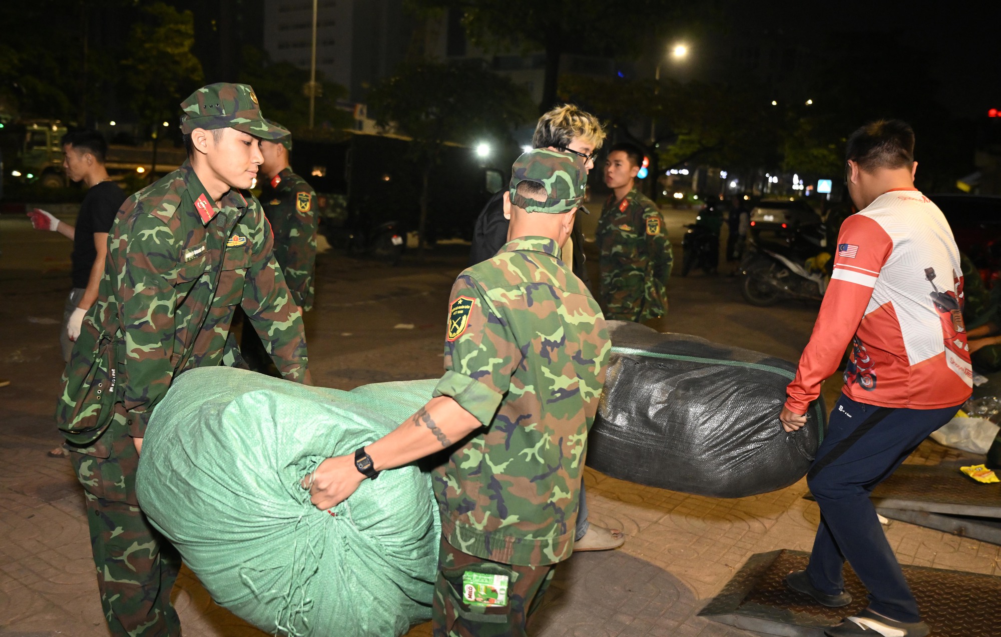 Hà Nội bốc xếp "30 tấn yêu thương" xuyên đêm gửi miền Trung- Ảnh 16.