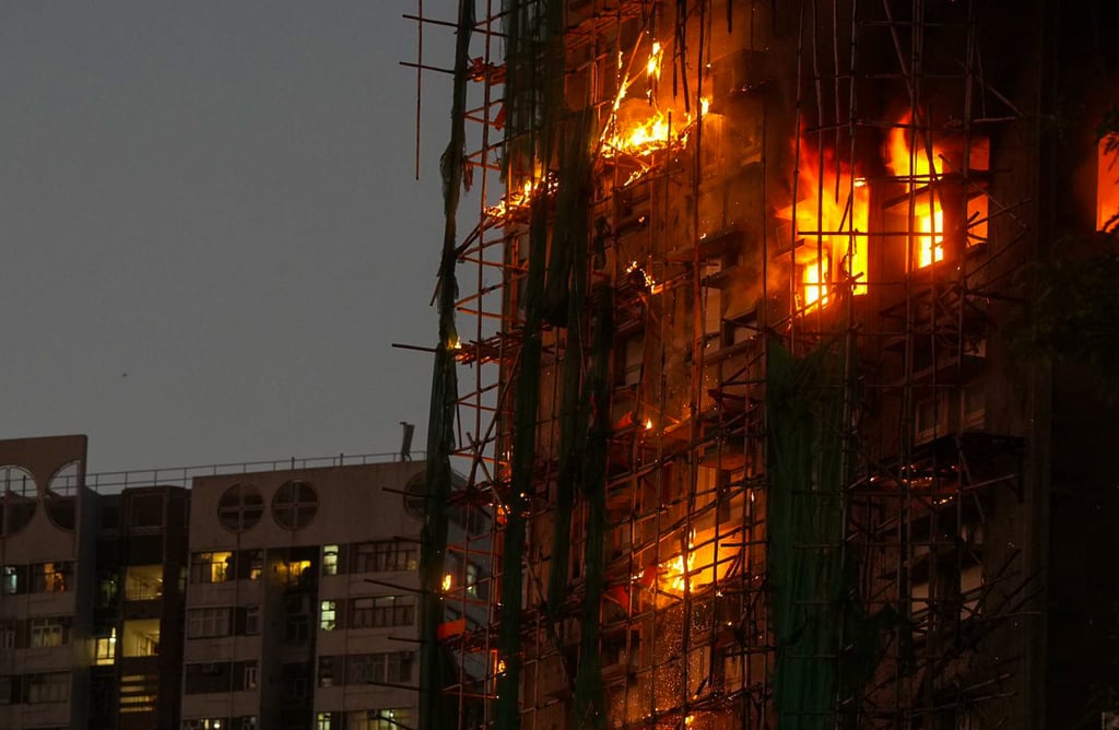 Cảnh tượng tựa tận thế: 3 toà chung cư cháy như đuốc, 4.000 người Hong Kong đối mặt hỏa hoạn mức cao nhất sau hơn một thập kỷ- Ảnh 4.