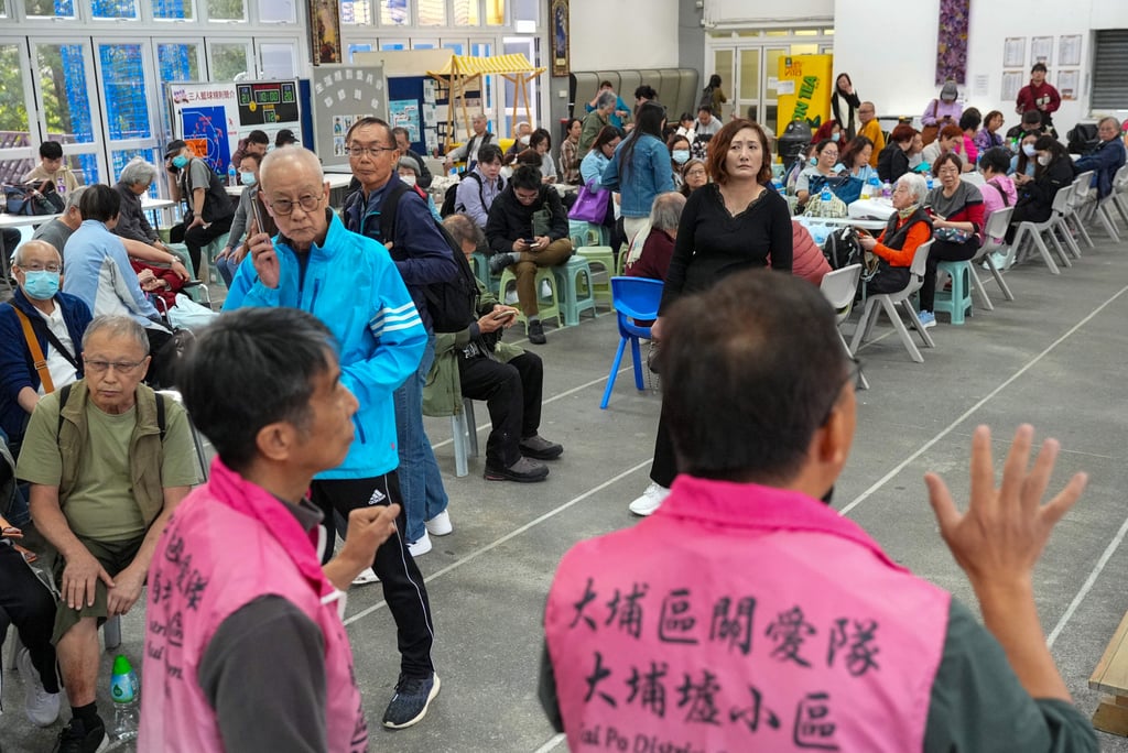 Cảnh tượng tựa tận thế: 3 toà chung cư cháy như đuốc, 4.000 người Hong Kong đối mặt hỏa hoạn mức cao nhất sau hơn một thập kỷ- Ảnh 17.