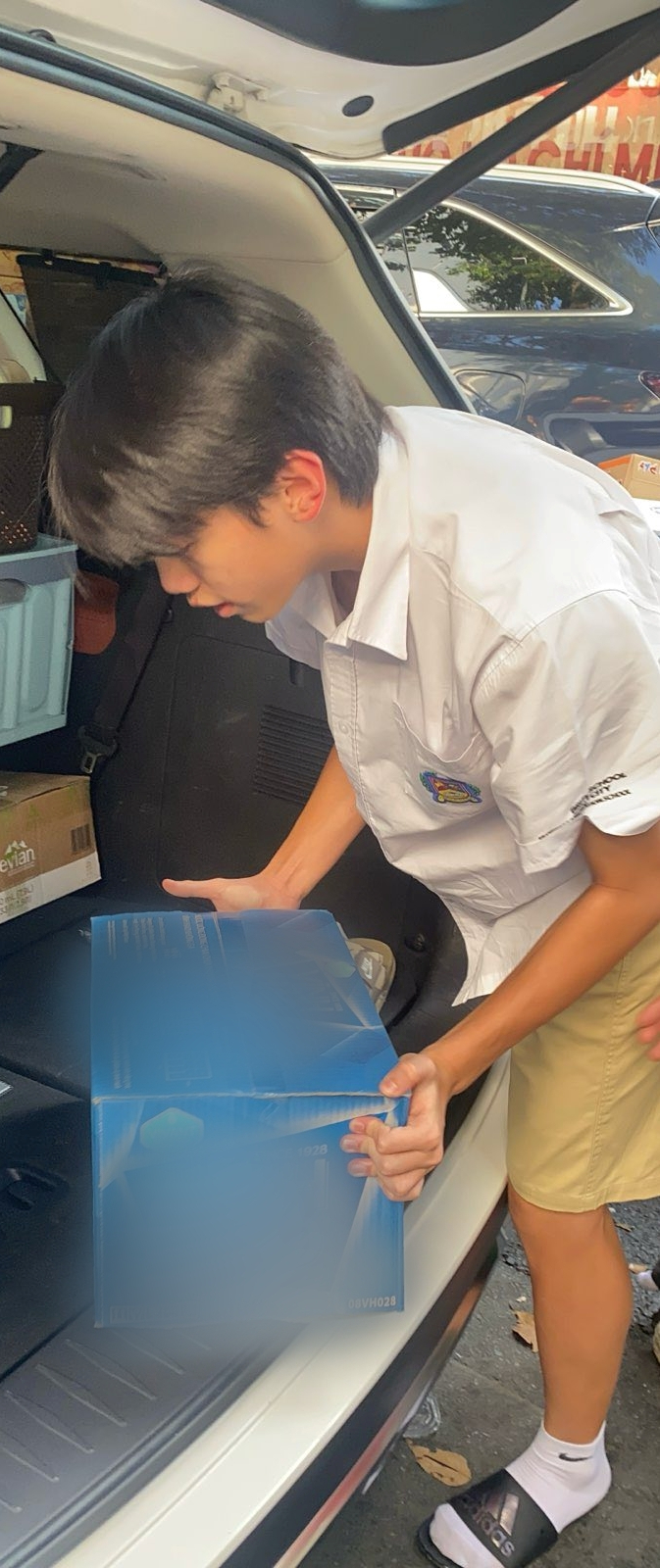 Ảnh chụp lén Subeo tại điểm nhận đồ cứu trợ khiến Cường Đô La giật mình- Ảnh 2.