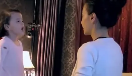 Diễn viên đưa con lên tivi khiến cô bé bị chỉ trích dữ dội, phải giấu mặt 8 năm: Vừa xuất hiện lại đã khiến nhiều người choáng váng!- Ảnh 1.