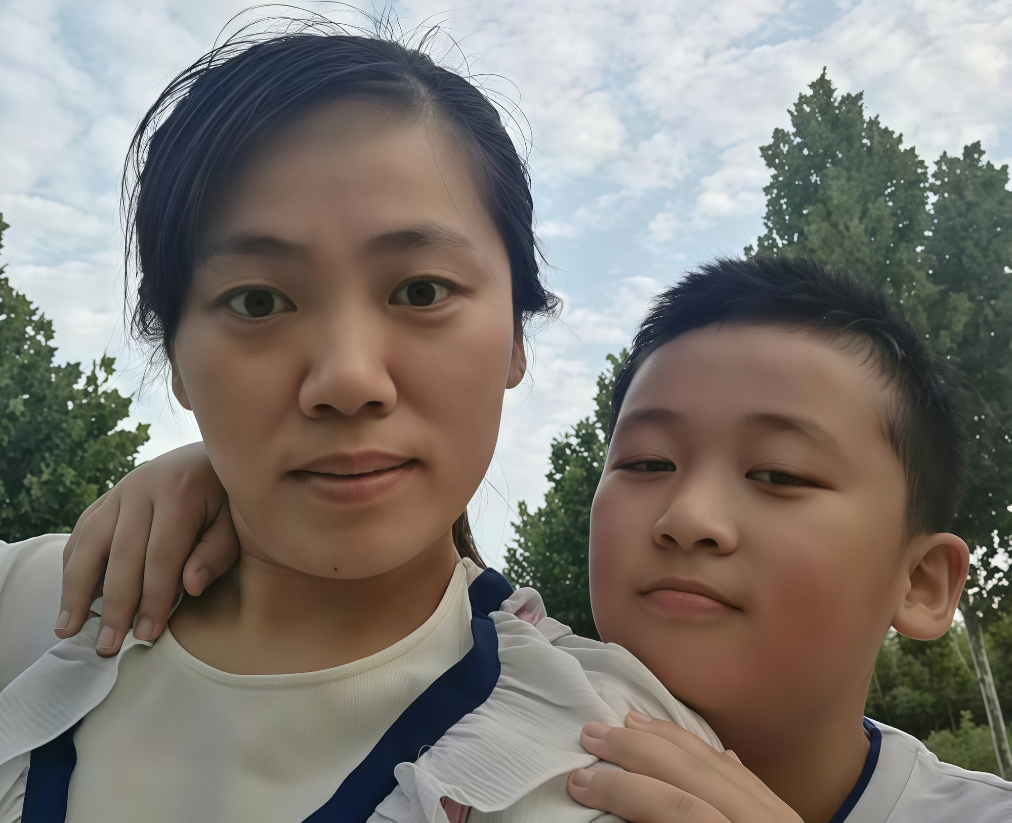 Đang ôm con trai 12 tuổi vỗ về, bà mẹ Hà Nội nhận 2 câu hỏi “nhạy cảm” khiến chị đứng tim: “Không lẽ giờ mẹ không được ôm con nữa?”- Ảnh 2.