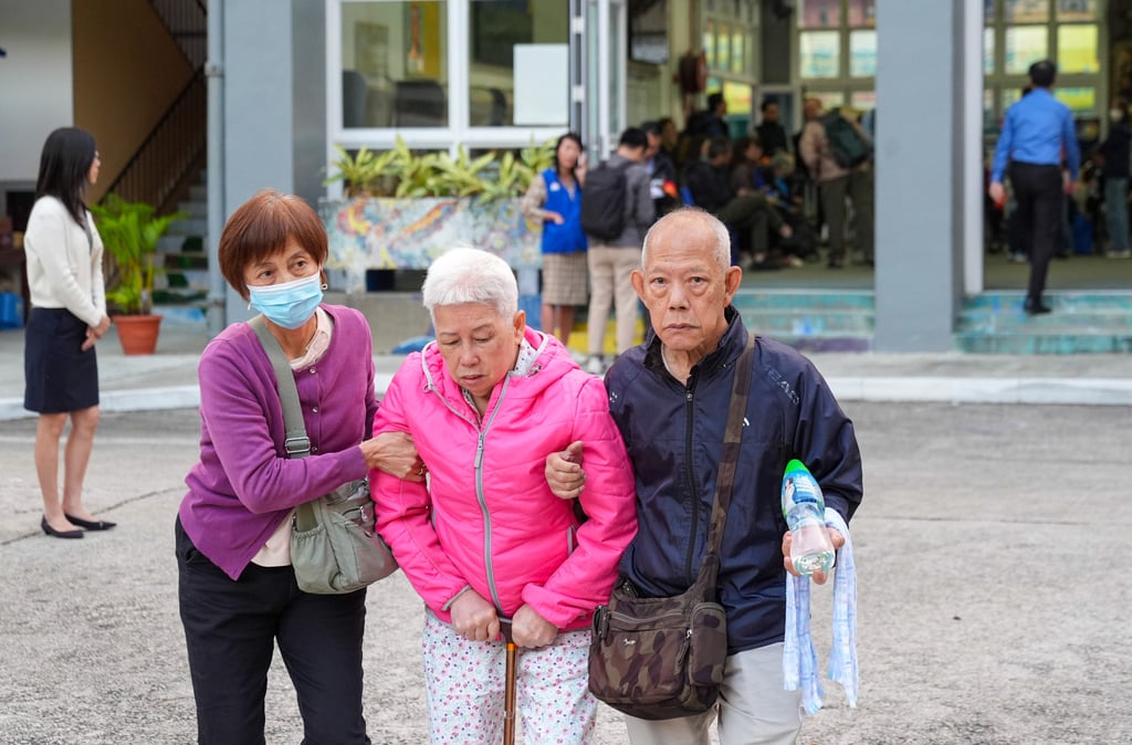 Cảnh tượng tựa tận thế: 3 toà chung cư cháy như đuốc, 4.000 người Hong Kong đối mặt hỏa hoạn mức cao nhất sau hơn một thập kỷ- Ảnh 15.