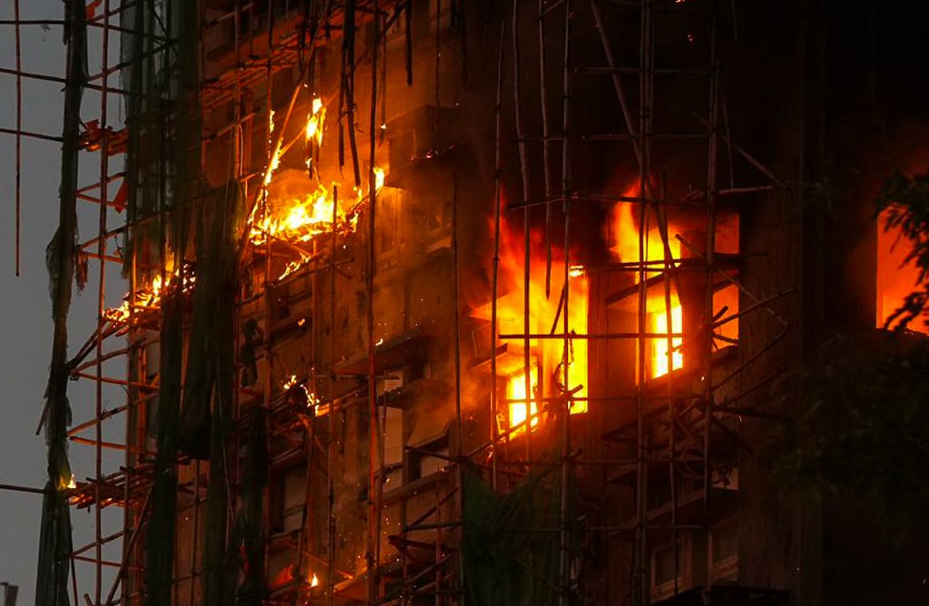 Thảm hoạ cháy chung cư tại Hong Kong: Lửa bao trùm 8 toà nhà, ít nhất 12 người thiệt mạng, nhiều người bị thương nặng- Ảnh 1.