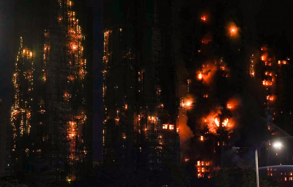 Cảnh tượng tựa tận thế: 3 toà chung cư cháy như đuốc, 4.000 người Hong Kong đối mặt hỏa hoạn mức cao nhất sau hơn một thập kỷ- Ảnh 1.