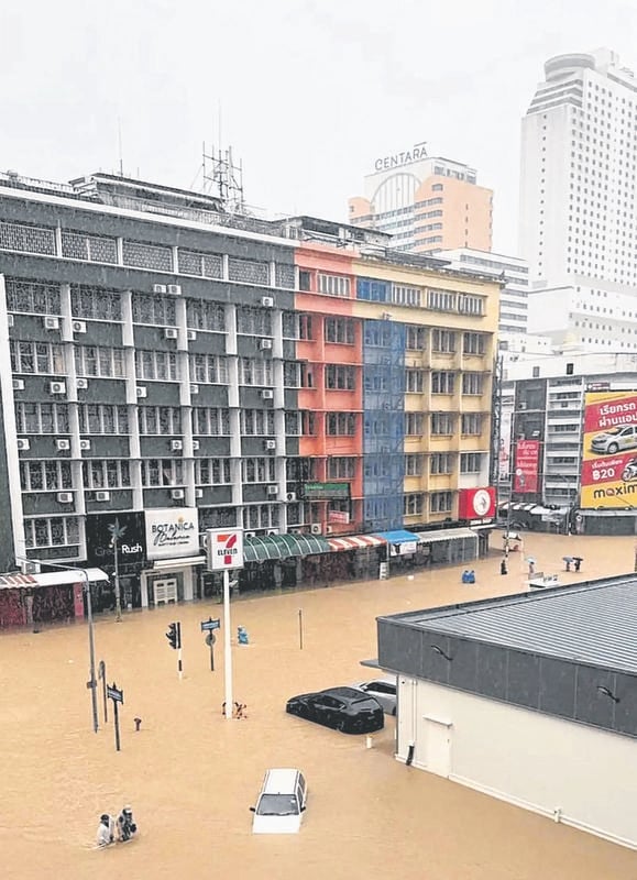 Thuê khách sạn cùng tình nhân nhưng bị mắc kẹt do lũ lụt, người đàn ông Thuê khách sạn cùng tình nhân nhưng bị mắc kẹt do lũ lụt, người đàn ông