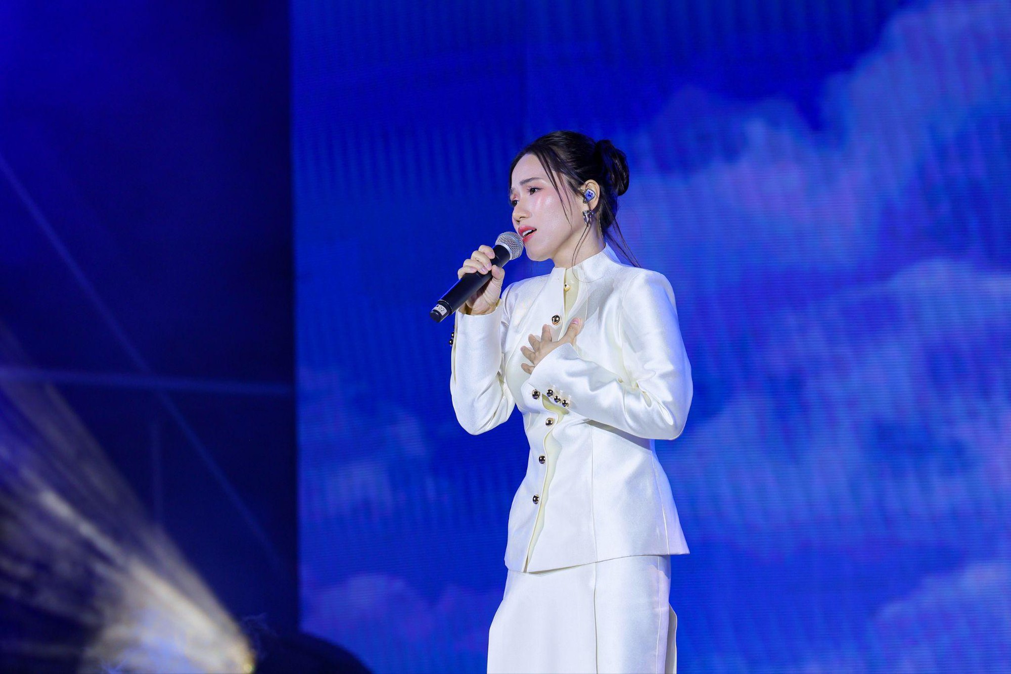 “Vẹn nguyên xuân trên tóc thầy” - Khi sân khấu kể chuyện, mái tóc trở thành biểu tượng của văn hóa tri ân nghề giáo- Ảnh 6.