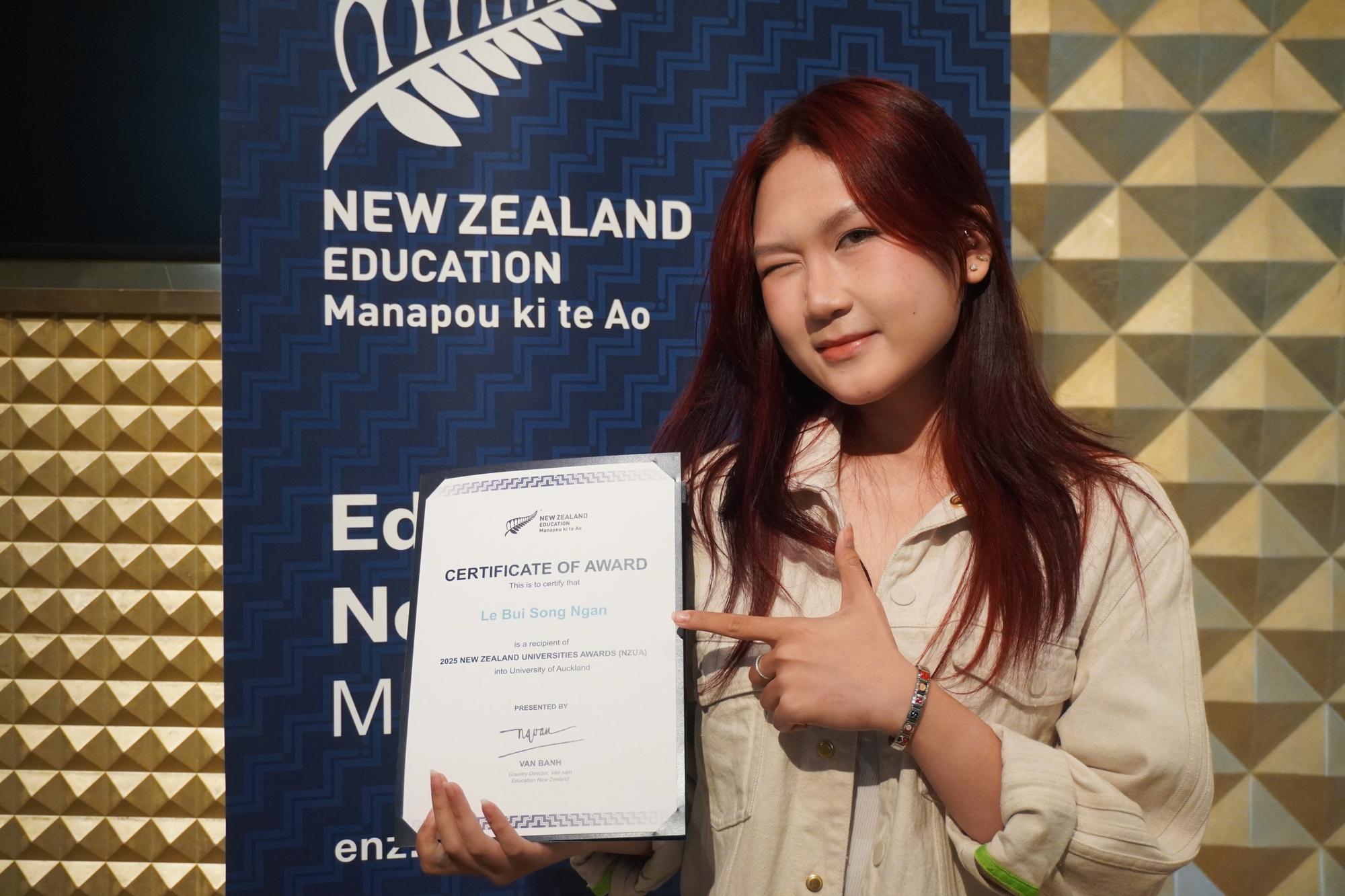 1 phút 30 giây giới thiệu bản thân "không giống ai", nữ sinh TP.HCM giành học bổng trường xịn sò: Đúng là "con nhà tông không giống lông cũng giống cánh"- Ảnh 1.