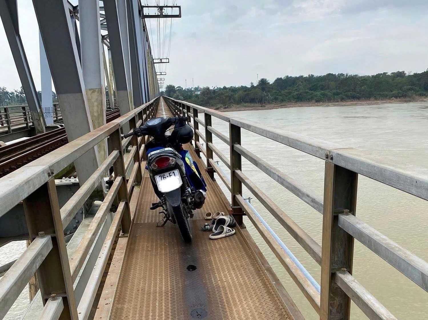 Hé lộ nguyên nhân ban đầu vụ nam thanh niên sinh năm 1998 ôm 2 con nhỏ nhảy cầu tự tử- Ảnh 1.