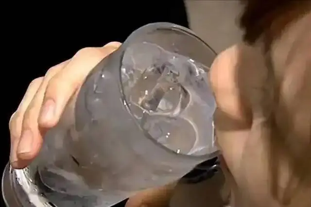 Ngày càng có nhiều người nhồi máu cơ tim buổi sáng, bác sĩ nghẹn giọng nói có 3 loại nước là thủ phạm: "Uống ít 3 món này đi thôi"- Ảnh 1.