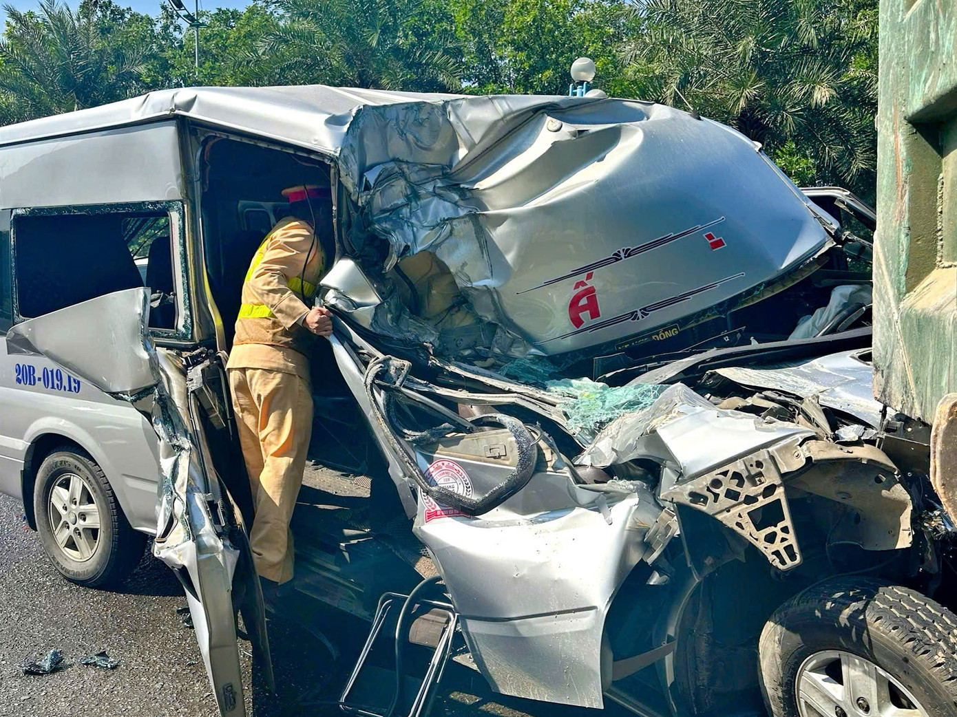 Giải cứu nữ hành khách mắc kẹt trong ô tô biến dạng sau va chạm- Ảnh 1.