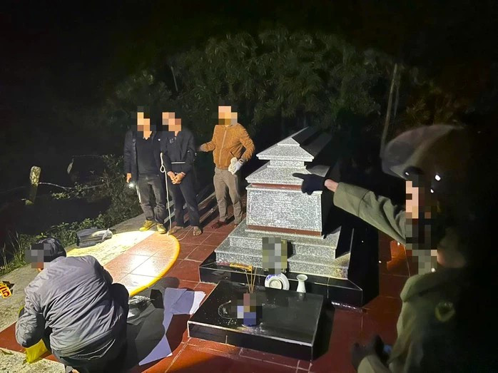 Giấu hơn 2.000 viên ma túy trong nghĩa địa để dùng dần- Ảnh 1.