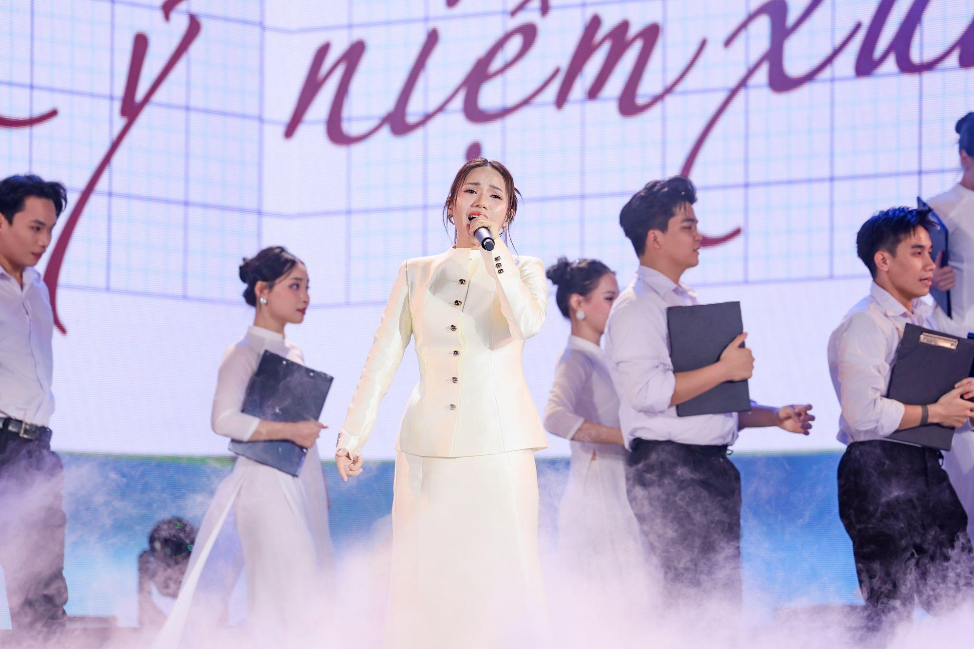 "Vẹn nguyên xuân trên tóc thầy" - Concert tri ân đặc biệt chạm vào giá trị văn hoá để kết nối các thế hệ- Ảnh 4.