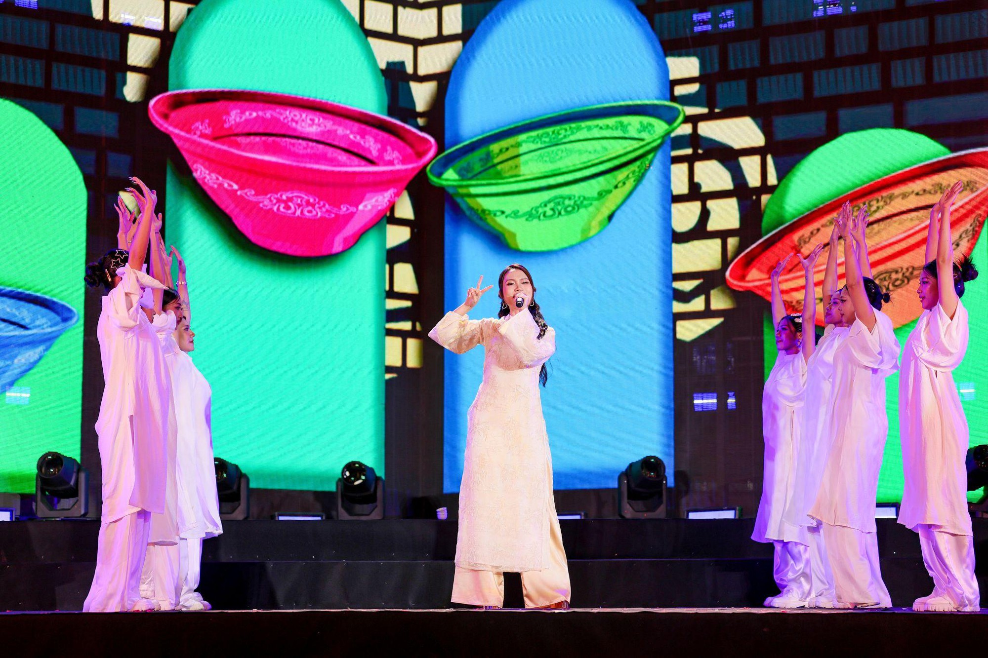 "Vẹn nguyên xuân trên tóc thầy" - Concert tri ân đặc biệt chạm vào giá trị văn hoá để kết nối các thế hệ- Ảnh 5.