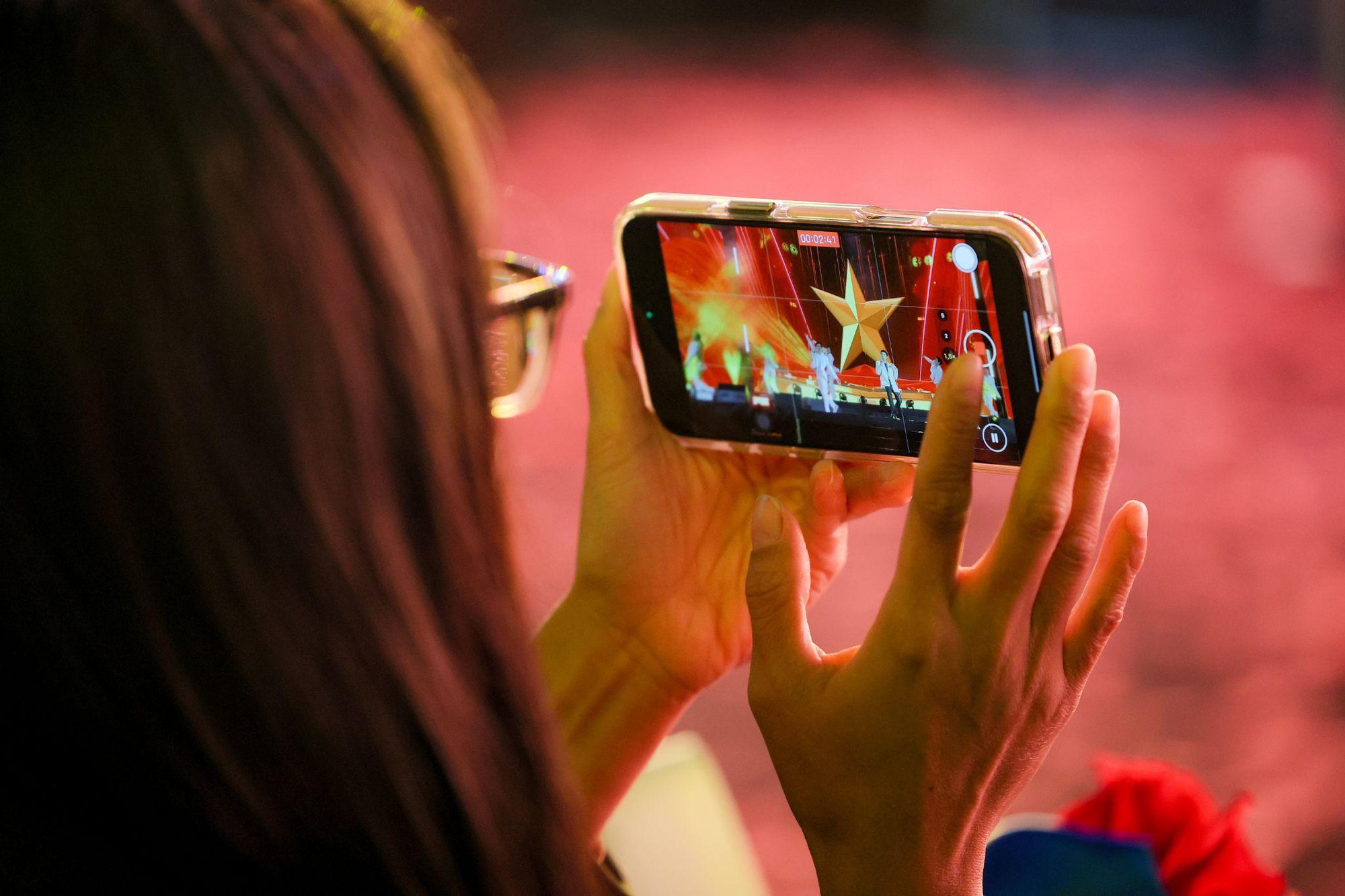 “Vẹn nguyên xuân trên tóc thầy” - Khi sân khấu kể chuyện, mái tóc trở thành biểu tượng của văn hóa tri ân nghề giáo- Ảnh 10.