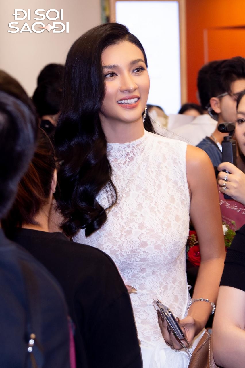 Thảm đỏ HOT nhất hôm nay: Kim Tuyến đẹp đến nỗi bị fan vây kín, một mỹ nhân Genz khoe vòng 1 nóng bỏng mắt- Ảnh 3.