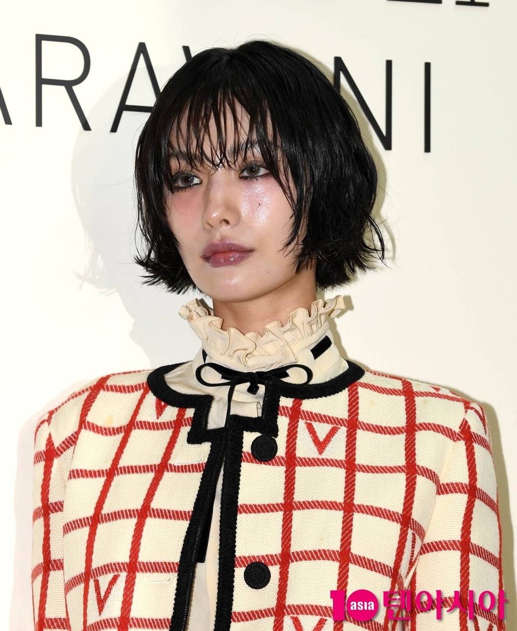 Mỹ nhân đẹp nhất thế giới khiến dân Hàn hoảng sợ- Ảnh 4. Mỹ nhân đẹp nhất thế giới khiến dân Hàn hoảng sợ- Ảnh 4.