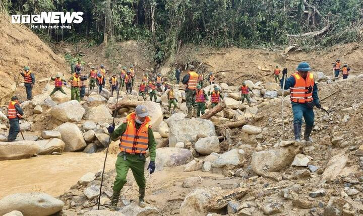 Hơn 100 người bám hiện trường sạt lở núi, tìm 2 nạn nhân mất tích- Ảnh 8.