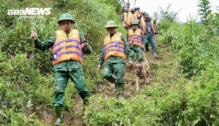 Hơn 100 người bám hiện trường sạt lở núi, tìm 2 nạn nhân mất tích- Ảnh 3.