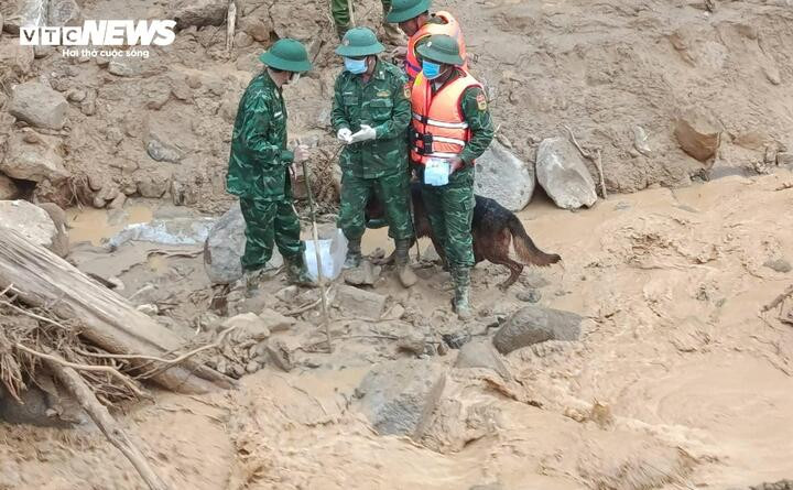 Hơn 100 người bám hiện trường sạt lở núi, tìm 2 nạn nhân mất tích- Ảnh 5.