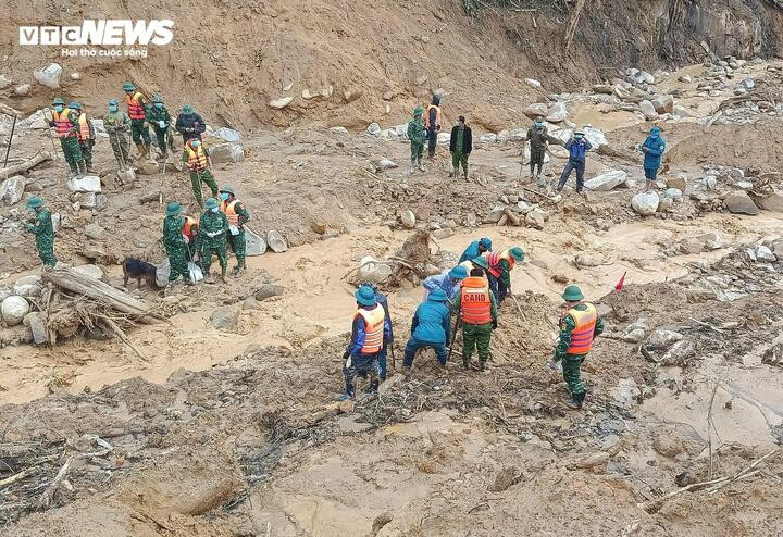 Hơn 100 người bám hiện trường sạt lở núi, tìm 2 nạn nhân mất tích- Ảnh 1.