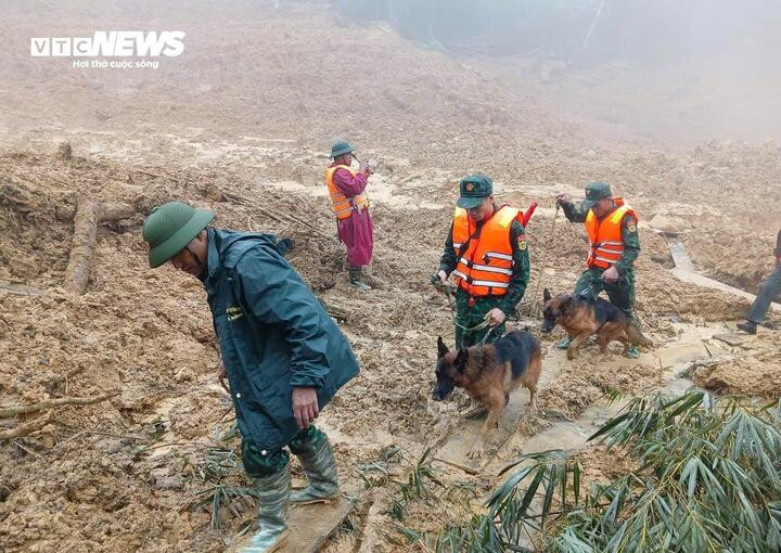 Hơn 100 người bám hiện trường sạt lở núi, tìm 2 nạn nhân mất tích- Ảnh 6.