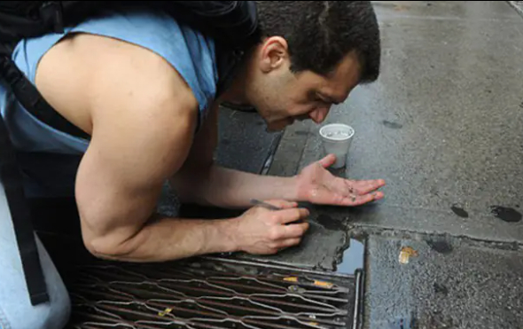 Phát hiện rất nhiều vàng trong các rãnh cống trên vỉa hè- Ảnh 2.